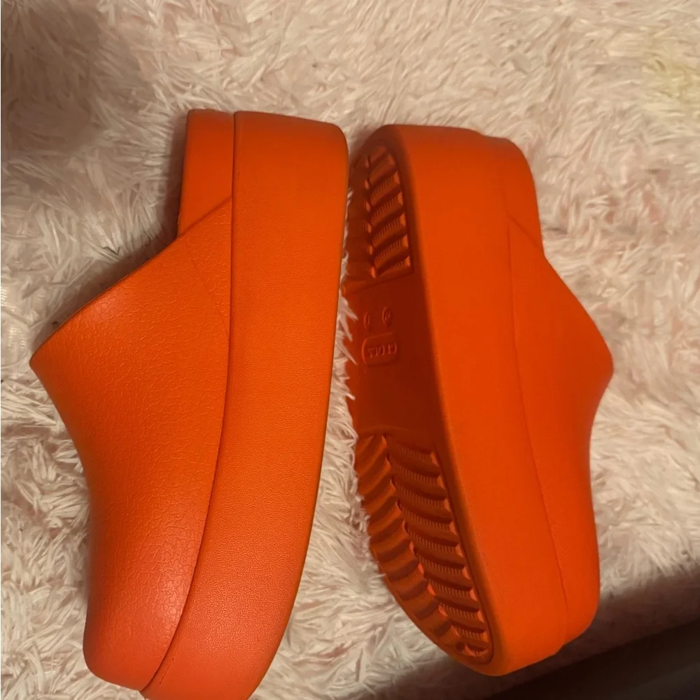 CROCS red/orange size 7 - Picture 3 of 8